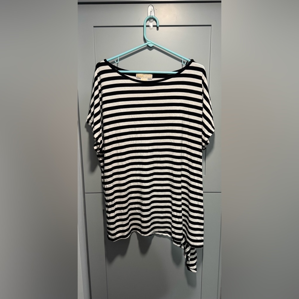 Michael Kors Women’s Black & White Stripped Short Sleeve Shirt 2XL.